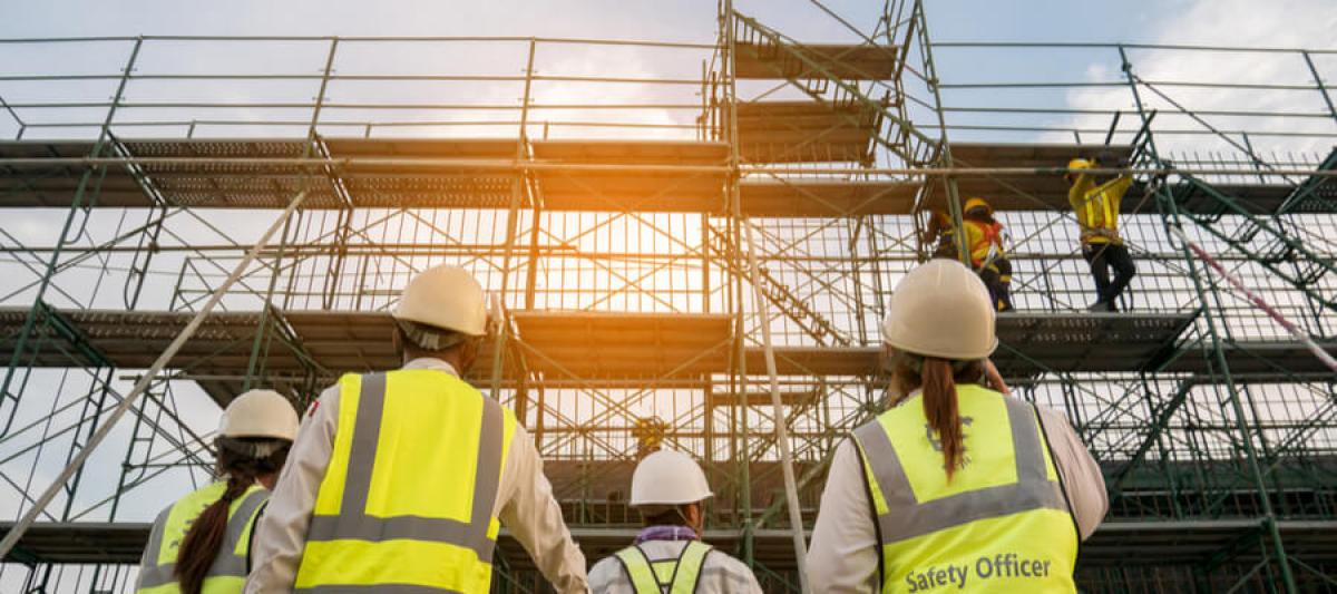 workers performing scaffolding risk analysis at construction site